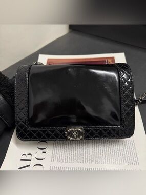 Chanel le boy Small patent leather crossbody
